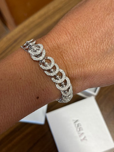สร้อยข้อมือแบบโซ่เคลือบโรเดียมทองคำขาว 18K ประดับเพชรพาเว่ ดีไซน์คลาสสิก เหมาะสำหรับทุกเพศทุกวัย ใช้ในงานปาร์ตี้ - Product Image 2