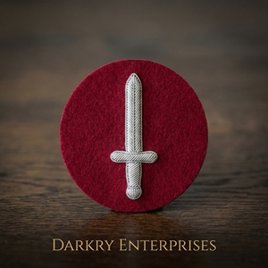 Écusson maçonnique personnalisé en feutre rouge brodé de fils d'argent, avec épée et emblèmes maçonniques brodés à la main - Product Image 1