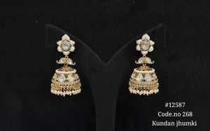 Pendientes Jhumki Kundan Verdes 12587, Pendientes de Flores de Latón Chapado en Oro Mehandi para Bodas Tradicionales y Fiestas, para Mujer - Product Image 3