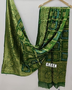Dupatta de Seda India con Estampado Bandhani para Fiestas, Bodas y Diwali - Product Image 4