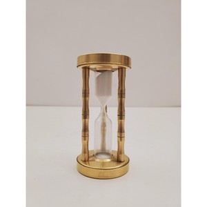 En promotion : Sablier artisanal en laiton, style Mid-Century Modern, avec tube en verre et cadre orné, écologique et portable pour un chronométrage précis - Product Image 4