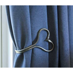 Sujetadores de Cortinas de Metal Plateado en Forma de Corazón, Diseño Contemporáneo y Elegante para Decoración de Ventanas - Product Image 1