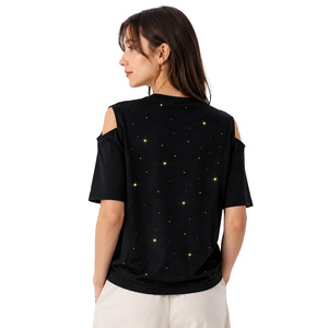 Camiseta de mujer con pedrería, negra lisa, con mangas recortadas, cuello redondo personalizado, corte regular, estilo casual y moderno. - Product Image 2