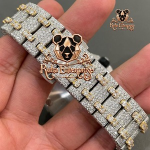 Montre élégante en moissanite avec des accents de pierres brillantes et un design confortable pour le poignet, idéale pour un usage quotidien et les occasions spéciales - Product Image 5