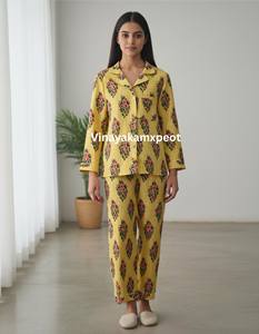 Conjunto de Pijama Elegante y Lujoso 100% Algodón con Estampado a Mano, Transpirable, con Botones, Mangas Cortas, Cuello Camisero y Cintura Elástica - Product Image 4