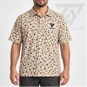 Polo pour homme Trackstar beige et marron à motif galets dorés, manches courtes, col boutonné, chemise de golf, logo personnalisé - Product Image 1