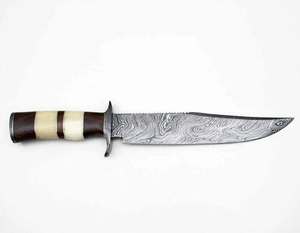 Couteau d'extérieur artisanal en acier Damas, manche en os de chameau et bois, double garde en acier - Product Image 1