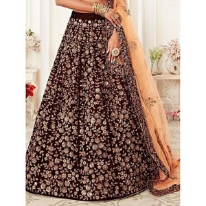 Lehenga choli ผ้ากำมะหยี่ปักสีแดงเข้มสำหรับเจ้าสาว - Product Image 1
