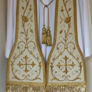 ผ้าคลุมไหล่พระสังฆราชแบบปักลายดอกไม้พร้อมชายครุยสีทอง - Product Image 4