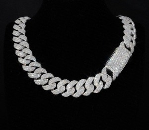Collier chaîne cubaine en moissanite diamantée fait main, best-seller, idéal pour les cadeaux d'anniversaire, de naissance et de fêtes, disponible à la vente - Product Image 1