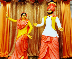 Estatua de Pareja Bhangra Punjabi para Decoración, Estatuas Coloridas con Temática Punjabi para la Noche Cultural del DJ Bhangra - Product Image 2