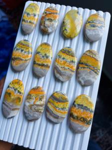 Jaspe Natural Bumble Bee, Gema Suelta Cabujón, Formas Mixtas, Cambio de Color, Grado AAA, Jaspe Amarillo para Fabricación de Joyas - Product Image 3