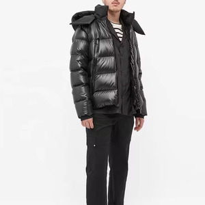 Blouson matelassé noir brillant avec capuche amovible pour homme, streetwear haut de gamme et imperméable, provenant d'un fabricant en gros. - Product Image 1