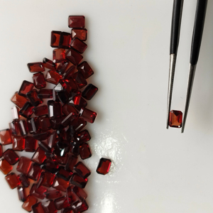 Granat rouge naturel 4x3MM taille octogonale, pierre précieuse de qualité supérieure pour la fabrication de bijoux - Product Image 1