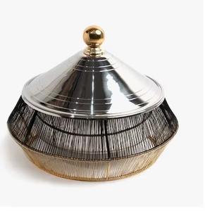 Des marmites en métal luxueusement conçues préservent la clarté du bouillon, permettant aux ingrédients de briller visuellement et aromatiquement. - Product Image 4