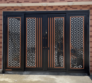 Porte d'entrée extérieure élégante en acier inoxydable de style artisanal, avec ouverture battante, pour maison moderne, en fer forgé CNC, modèle Caesar - Product Image 3