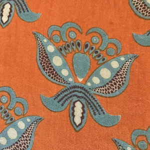 ผ้าฝ้ายพิมพ์ลายด้วยมือ – พื้นสีส้มสดใส พิมพ์ลายดอกไม้สีฟ้าอมเขียว ลายพิมพ์แบบดั้งเดิมของอินเดีย - Product Image 4