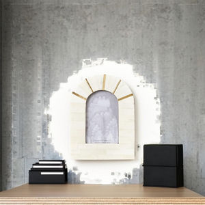 Marco de fotos de madera rústico, color blanco envejecido, con cubierta de vidrio, listo para colocar sobre una mesa o en la pared, diseño moderno. - Product Image 3