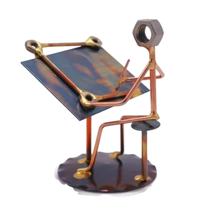 Figurine décorative artisanale en métal industriel, style designer, en pièces de ferraille et planche à dessin, pour accent de décoration sur étagère moderne - Product Image 1