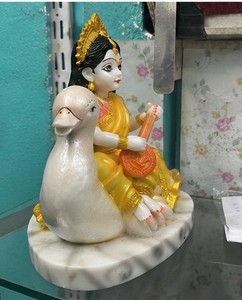 Figurine en résine Saraswati Ji de Sulfax Trading avec base Cygne Veena, décoration religieuse traditionnelle faite à la main pour présentation sur table, Diwali - Product Image 2