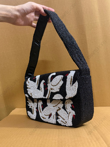Bolso de Mano con Cuentas de Cisne Hecho a Mano para Mujer |   Bolso de hombro al por mayor con cuentas de semillas blancas y negras |   Proveedor de Marca Privada OEM - Product Image 2