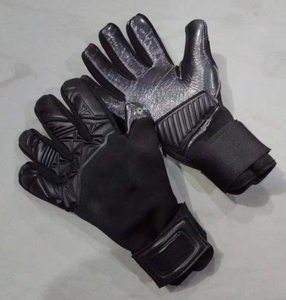 ถุงมือผู้รักษาประตูลดราคาพิเศษ คุณภาพระดับมืออาชีพ ป้องกันอย่างดี ผลิตจากยางลาเท็กซ์ สำหรับฟุตบอล ซอคเกอร์ ถุงมือกีฬาแบบกำหนดเองได้ ถุงมือผู้รักษาประตูลาเท็กซ์ - Product Image 1