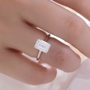 Bague solitaire en moissanite taille émeraude, bague de fiançailles minimaliste à 4 griffes, bague fine élégante en or - Product Image 4