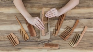 Peigne en bambou miniature écologique professionnel avec logo personnalisé, soin des cheveux naturel pour femmes enceintes, jeunes mamans, usage domestique tendance - Product Image 5
