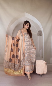 Traje de Seda Modal Pura con Estampado Ajrakh Hecho a Mano y Dupatta de Tela, Colección de Ropa Tradicional de Calidad Superior - Product Image 3
