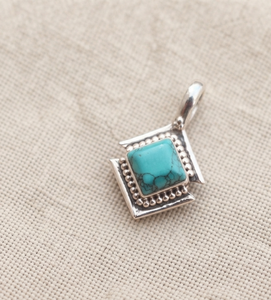 Pendentif carré en argent sterling 925 avec turquoise bleue naturelle, fait main, monture géométrique perlée, sertissage clos, or rose et jaune - Product Image 5