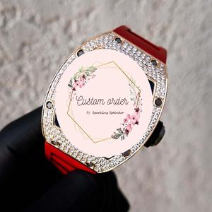 นาฬิกาข้อมือแฟชั่นหรูหราสำหรับผู้ชาย สายยางสีแดงครึ่งหนึ่ง ตัวเรือนสแตนเลสสตีล หน้าปัดขนาดใหญ่ ประดับเพชรโมอิสซาไนต์ ตัวเรือนทรงสี่เหลี่ยม กระจกแซฟไฟร์ - Product Image 2