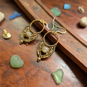 Boucles d'oreilles créoles en macramé doré faites à la main, avec quartz rutile naturel, style bohème, pendantes, micro-nœudées, bijoux en pierres précieuses, vente en gros - Product Image 1