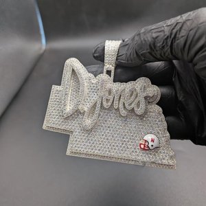 Colgante de Plata 925 Personalizado con Letra y Diamante Moissanita, Colgante con Logotipo de Casco Esmaltado y Diamantes Incrustados - Product Image 4