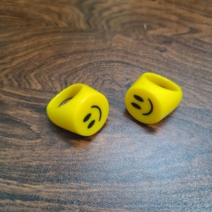 Bague en résine Happy Vibes avec visage souriant, bijou artisanal audacieux pour femme, tendance et idéal pour offrir - Product Image 6