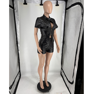 สินค้ามาใหม่ ชุดเซ็ต 2 ชิ้น เสื้อครอปซิป PU สไตล์เซ็กซี่สำหรับผู้หญิง คอลเลคชั่นฤดูใบไม้ผลิ/ฤดูร้อน กางเกงขาสั้นทรงสกินนี่สไตล์พังก์ สตรีทแวร์ - Product Image 5