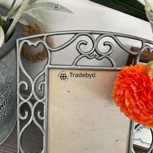 Marco de Fotos Metálico de Diseño Elegante para Exhibición en Mesa por Tradebyd - Product Image 4