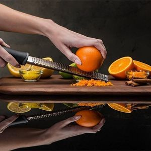Ergonomico in acciaio inox grattugia per formaggio con manico morbido nero Zester al limone con coperchio in plastica strumento di cottura - Product Image 6