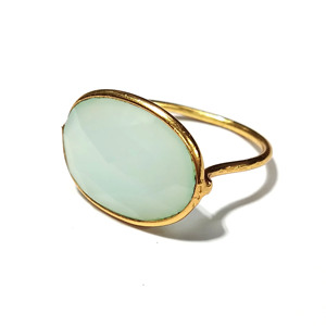 Bague en calcédoine aqua naturelle plaquée or 18 carats |   Pierre précieuse ovale cabochon |   Bague ajustable faite à la main, pour fiançailles ou mariage - Product Image 2