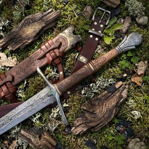 Épée de haute qualité en acier Damas avec garde et pommeau en bois, fourreau en cuir – Cadeau pour un ami - Product Image 1