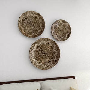 Assiette de panier floral en jonc de mer noir et blanc fait à la main décoration murale tissée - Product Image 4