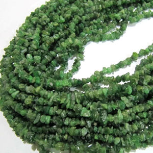 Perles de tsavorite naturelle, copeaux irréguliers, non taillées, de 5 mm à 7 mm - Product Image 4