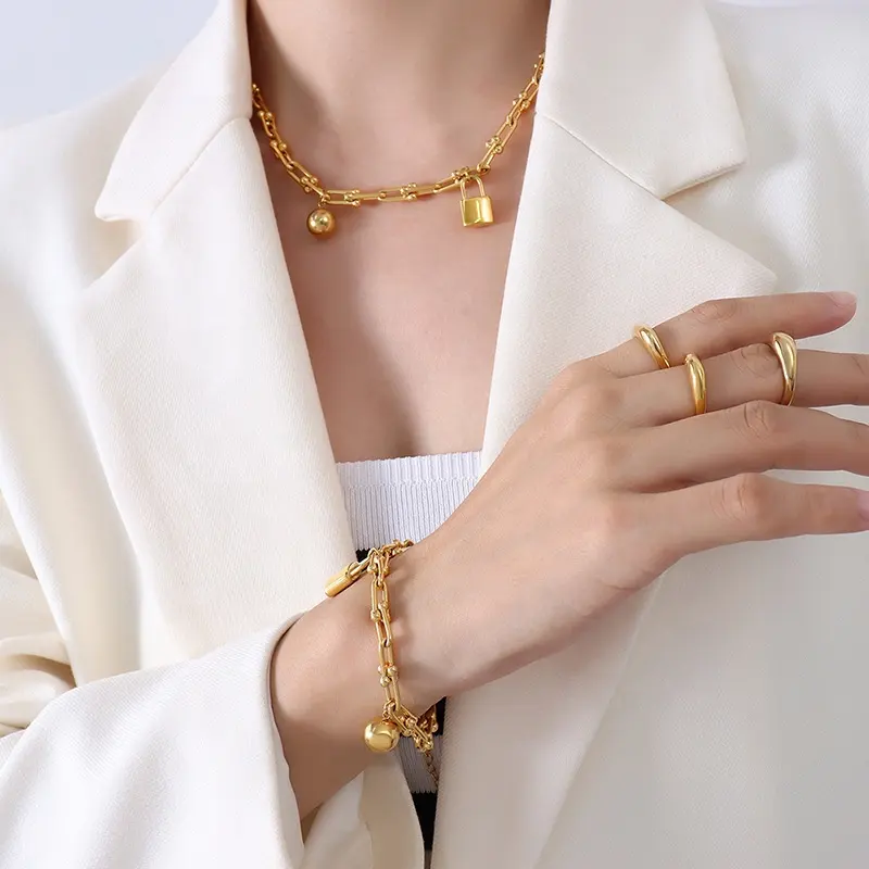 Ensemble de bijoux, style français, personnalité, bijoux en acier inoxydable, or 18k, serrure de perles, collier, vente en gros, 2019