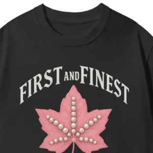   เสื้อยืด First & Finest สีดำสำหรับผู้หญิง ลายกราฟิก แขนสั้น คอกลม แรงบันดาลใจจากชมรมนักศึกษา สไตล์ลำลอง แฟชั่นสตรีทแวร์ เสื้อท่อนบนทันสมัย - Product Image 5