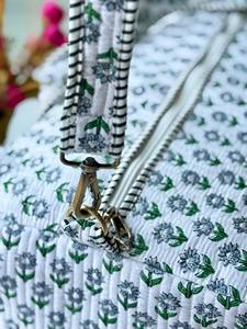 Bolsa de Lona Acolchada de Algodón Hecha a Mano, Interior Espacioso y Ligero con Estampado de Bloques Tradicional, Diseño Duradero - Product Image 2