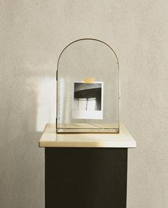 Cadre photo classique de luxe en métal doré cintrée avec verre, cadre photo de table moderne et minimaliste pour la décoration de la maison et du bureau - Product Image 3