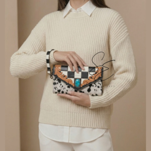 Cartera de cuero genuino con pelo de vaca estilo bohemio para mujer, diseño a cuadros vaquero con herramientas, tipo clutch con correa de muñeca y piedra turquesa - Product Image 3