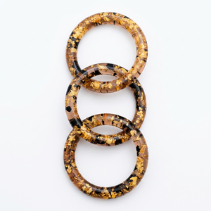 Bagues en résine époxy faites à la main avec des incrustations de feuilles d'or, rondes, circulaires, mode, art, décoration, collection, technique de moulage - Product Image 1