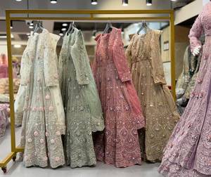Robe de demoiselle d'honneur rose brodée en dentelle vintage, style Lehenga, à manches longues, pour mariage, soirée formelle, avec voile - Product Image 2