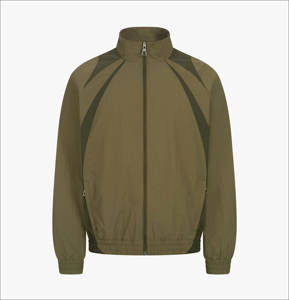 Conjunto deportivo diseñado para el rendimiento diario. Conjunto cortavientos oversize para mujer con un estilo deportivo práctico. - Product Image 6