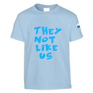 Camiseta Gráfica de Manga Corta Azul Claro para Adolescentes con Estampado de Letras Azules Audaces 'They Don't Like Us', Cuello Redondo, Informal, Juvenil, para Uso Diario - Product Image 1